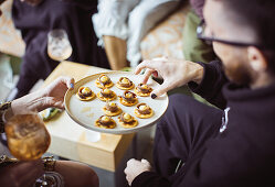 Cracker mit geräucherter Butter und Sardellen