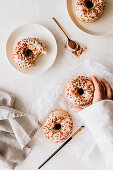 Donuts mit Zuckerguss und Schokostreuseln