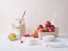 Ingredients for overnight oats: rolled oats, yoghurt, milk and fresh fruit