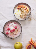 Zwei Schalen Overnight-Oats mit Nektarinen und Himbeeren