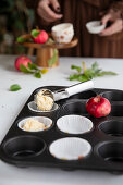 Prepare apple muffins with crumble