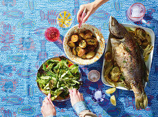 Zitronen-Fenchel-Barramundi mit Kapern-Bratkartoffeln und Salat