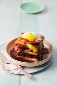 Francesinha - portugiesisches Sandwich mit Spiegelei in Tomaten-Bier-Sauce