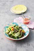 Schwarzaugenbohnensalat mit Gurke, Tomaten und Minze