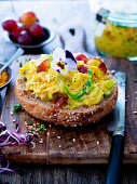 Wholemeal roll with curry farmer's lettuce and grapes