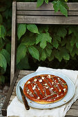 Karotten-Tarte mit Sardellen und Haselnüssen