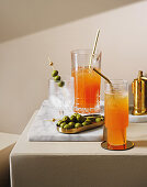 "Not so bloody Mary"-Cocktail, serviert mit Oliven