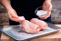 Schweinshaxen einsalzen