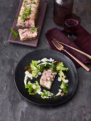 Jambon Persillé mit Rotisseur-Senfsauce und Salat