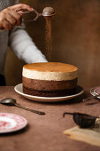 Dreifarbige Schokoladenmousse-Torte