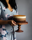 Dreifarbige Schokoladenmousse-Torte