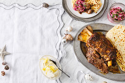 Slow-cooked Lammschulter mit Fladenbrot und Sumac-Zwiebeln