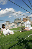 Zwei Frauen vorm Reichstag, Berlin, Deutschland