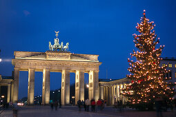 Weihnachtsbaum vorm Brandenburger Tor, Berlin, Deutschland
