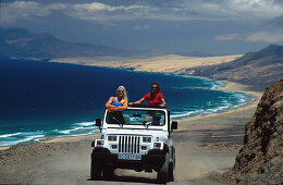 Jeep, Bucht bei Cofete, Fuerteventura, Kanarische Inseln Spanien, fully released