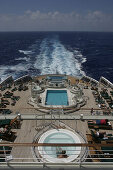 Queen Mary 2, View over aft, Wake, Queen Mary 2, QM2 Blick ueber das Heck auf das Kielwasser, Atlantik.