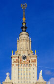 Universitätsgeböude unter blauem Himmel, Moskau, Russland, Europa