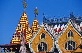 Holzhaus unter blauem Himmel im Ismailowo Park, Moskau, Russland, Europa