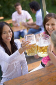 Drei junge Frauen, Freunde, amüsieren sich in Biergarten, Starnberger See, Bayern, Deutschland