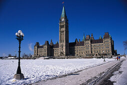 Parliament Hill frz. Colline du Parlement, dt. Parlamentshügel, Hügel am Südufer des Ottawa Rivers in Ottawa, Ontario, Kanada, kanadische Parlamentsgebäude