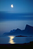 Mond über Meer und Küstenlandschaft, Flakstad, Lofoten, Norwegen, Europa