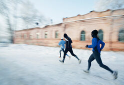 Läufer beim Eis-Marathon in Omsk, Sibirien, Russland