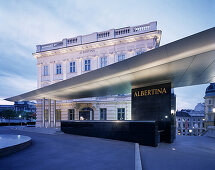 Blick auf das Museum Albertina in der Abenddämmerung, Wien, Österreich