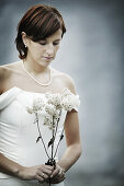 Braut mit Distel im Hochzeitkleid