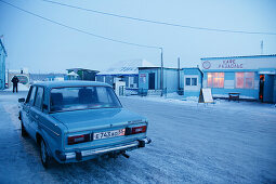 Ein Auto parkt am Strassenrand, Omsk, Sibirien