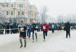 Läufer beim Eis-Marathon in Omsk, Sibirien, Russland