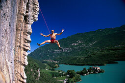 Mann beim Abseilen, Freeclimbing über Gardasee, Arco, Trentino, Italien
