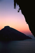 Silhouette eines Freikletterers an überhängendem Felsen, Kalymnos, Dodekanes, Griechenland