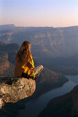 Frau betrachtet den Aussicht, Aussichtspunkt, Blyde River Canyon Nationalpark, Südafrika