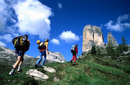 Eine Gruppe von Menschen gehen klettern, Cinque Torre, Cortina d'Ampezzo, Dolomiten, Südtirol, Italien