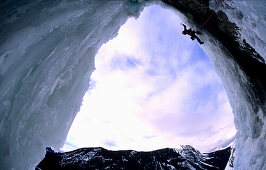 Mann beim Eisklettern, Mixed Klettern, Golden Area M7, Banff Nationalpark, Kanada