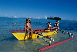 Kinder mit Blumenschmuck auf Kanu, Muri Beach, Rarotonga Cook-Inseln