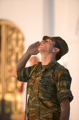 Junger Soldat salutiert, Lykavittos Hügel, Athen, Griechenland