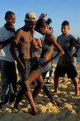Jugendliche tanzen am Strand, Salsa Party, Salvador de Bahía, Brasilien