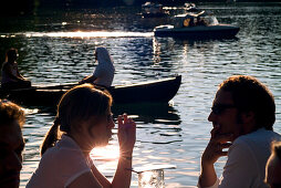 Junge Menschen im Biergarten Seehaus, Englischer Garten, München, Bayern, Deutschland