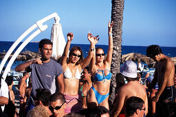 Eine Gruppe junge Leute beim Tanzen in der Bora Bora Strand Disco, Club, Playa d'en Bossa, Ibiza, Spanien