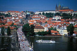 Blick auf die Karlsbrücke und die Stadt Prag, Tschechien, Europa