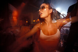 Frau tanzt im Byblos Nachtklub, Riccione, Provinz Rimini, Italien, Europa