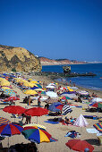 Sandstrand mit Sonnenschirmen, Praia dos Pescadores, Albufeira, Algarve, Portugal, Europa