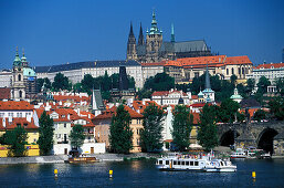 Blick auf Karlsbrücke, Moldau und den Stadtteil Hradschin, Prag, Tschechien, Europa