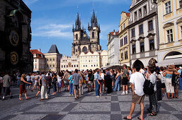 Menschen am Altstädter Ring mit Teynkirche, Prag, Tschechien, Europa