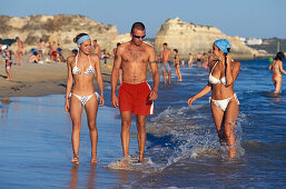 Junge Leute am Strand, Praia da Rocha, Algarve, Portugal, Europa