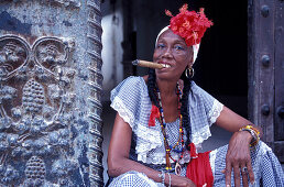 Ältere Frau raucht Zigarre in der Altstadt, Plaza de la Catedral, La Habana Vieja, Havanna, Kuba, Karibik, Amerika