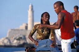 Junge Leute vor Schloss Morro, Malecon, Havanna, Kuba, Karibik, Amerika