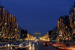 Blick auf Arc de Triomphe und Weihnachtsbeleuchtung auf den Champs Elysees am Abend, Paris, Frankreich, Europa
