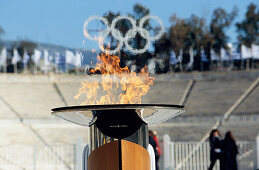 Olympische Flamme mit den olympischen Ringen, Panathenian Stadium, Athen, Griechenland